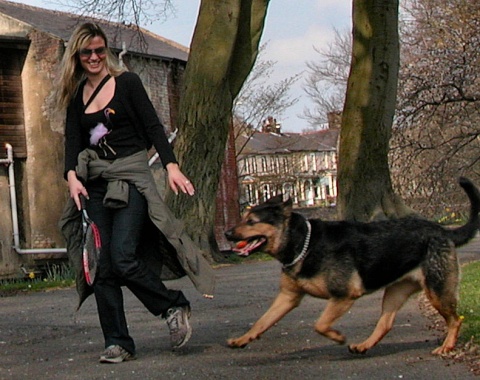 girldogparkbarrowford13apr20034609cshmclase480x380