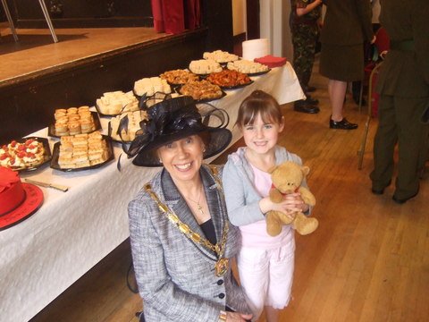 Mayor-SheilaDerwent-with-young-girl